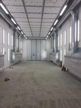 kompaktia maalaamoa tekemässä