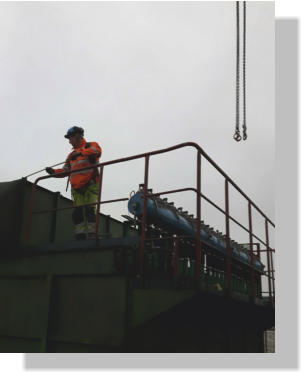 vanhaa suodatinyksikköä siirtämässä